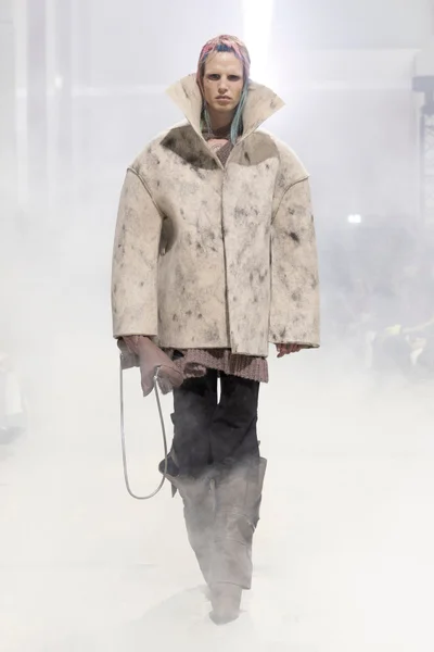 Look 18
